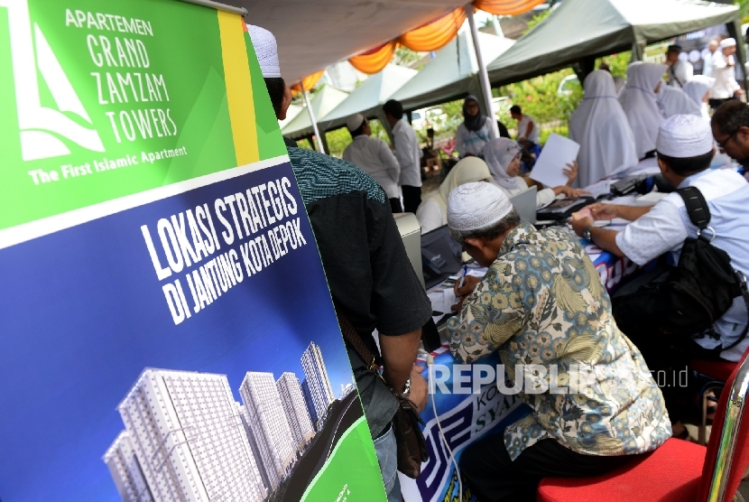 Masyarakat mengisi formulir pendaftaran Koperasi 212 saat acara Silaturahim, Sosialisasi Ekonomi Syariah, dan Penawaran Publik Tower 212 di Depok, Jawa Barat, Ahad (19/3).