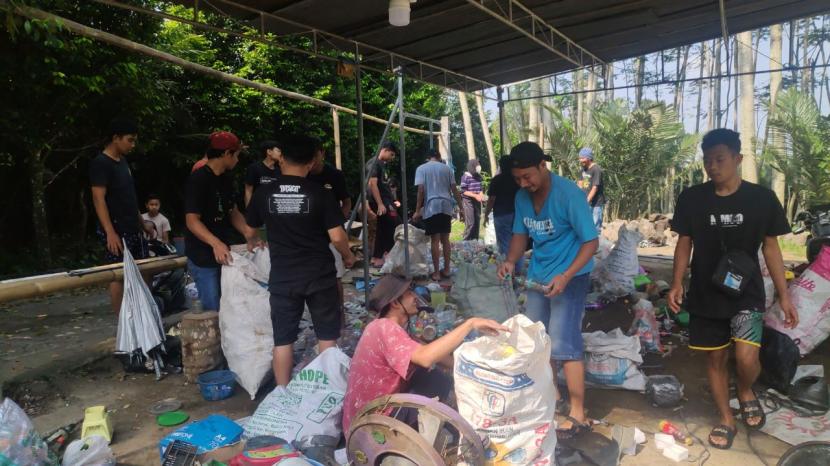 Masyarakat mengumpulkan barang bekas dan bersih-bersih desa di Dusun Babatan, Kecamatan Girikerto, Kabupaten Sleman, Yogyakarta.