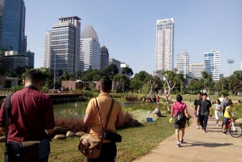 Masyarakat mengunjungi Hutan Kota Gelora Bung Karno (GBK), Jakarta Pusat, Ahad (6/1). 