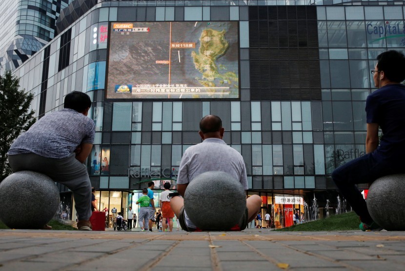 Masyarakat menonton berita tentang Laut Cina Selatan di videotron di luar pusat perbelanjaan di Beijing, Cina.