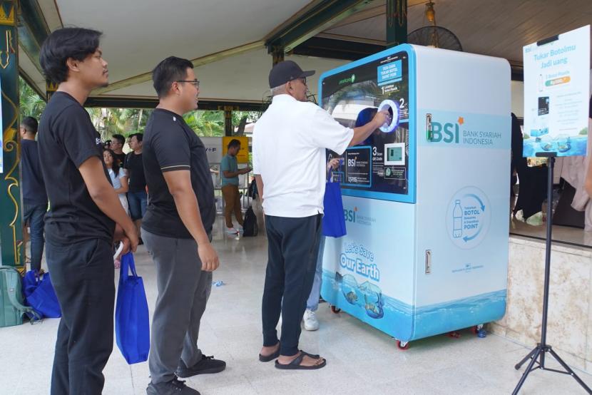 Masyarakat menukarkan botol plastik dengan saldo senilai Rp 500 per botol ke Reverse Vending Machine (RVM) di Area Mall/Hotel Ambarukmo pada gelaran Mandiri Jogja Marathon, Sabtu (29/6/2024).
