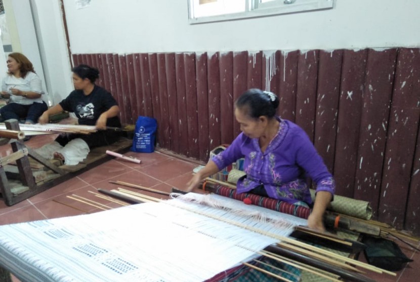 Masyarakat menyaksikan Pameran Tenun, dalam Festival Tenun Nusantara, di Tapanuli Utara, Sumatra Utara (ilustrasi). Pengembangan dan pemasaran sejumlah produk unggulan UMKM di Tapanuli Utara masih membutuhkan perhatian untuk dikembangkan lebih lanjut.
