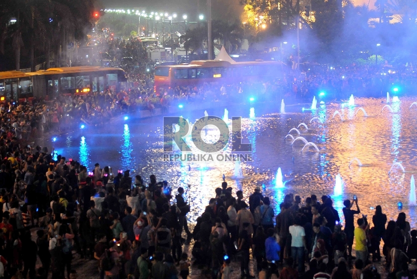  Masyarakat menyaksikan pesta kembang api pergantian tahun 2015-2016 di kawasan Bundaran HI, Jakarta Pusat, Kamis (31/12).  (Republika/Agung Supriyanto)