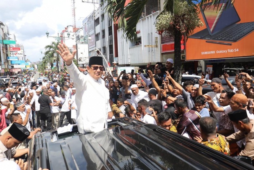 Masyarakat menyambut kedatangan calon presiden (capres) Prabowo Subianto di Kota Ambon, Jumat (28/12).