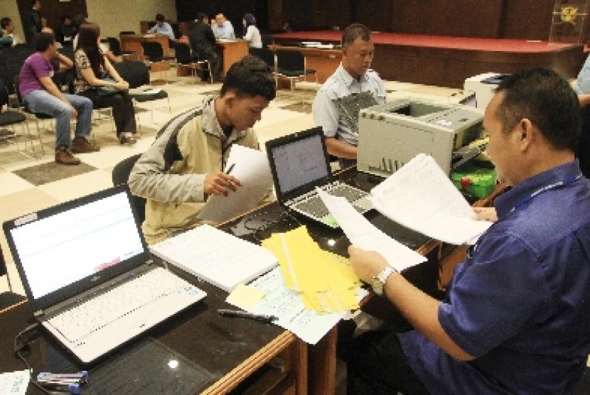 Masyarakat menyerahkan SPT Tahunan PPh di kantor Pajak Pratama Menteng 2, Jakarta, Rabu (18/3). 