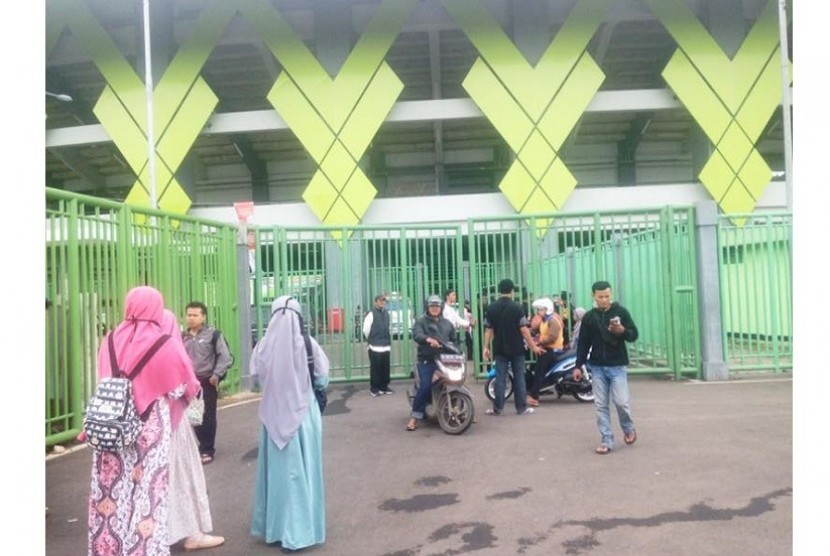 Masyarakat mulai berdatangan sejak siang hari untuk mengikuti ceramah Zakir Naik di Stadion Patriot Candrabhaga, Bekasi