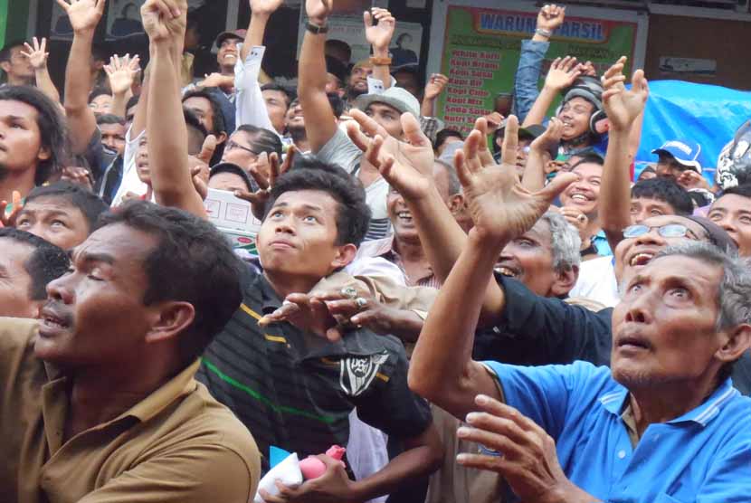 Masyarakat Muslim keturunan India merayakan acara serak gulo atau tebar gula pasir dalam rangka menyambut Maulid Sahul Hamid di depan Masjid Muhammadan di Pasar Batipuh, Kecamatan Padang Selatan, Kota Padang, Sumatera Barat, Sabtu (21/3).