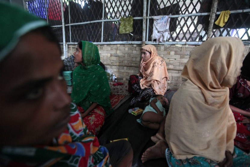  Masyarakat muslim Rohingya yang melarikan diri dari Myanmar berkumpul di kamp penjaga perbatasan Bangladesh di Taknaf,Bangladesh,Jumat (22/6).  (Saurabh Das/AP)