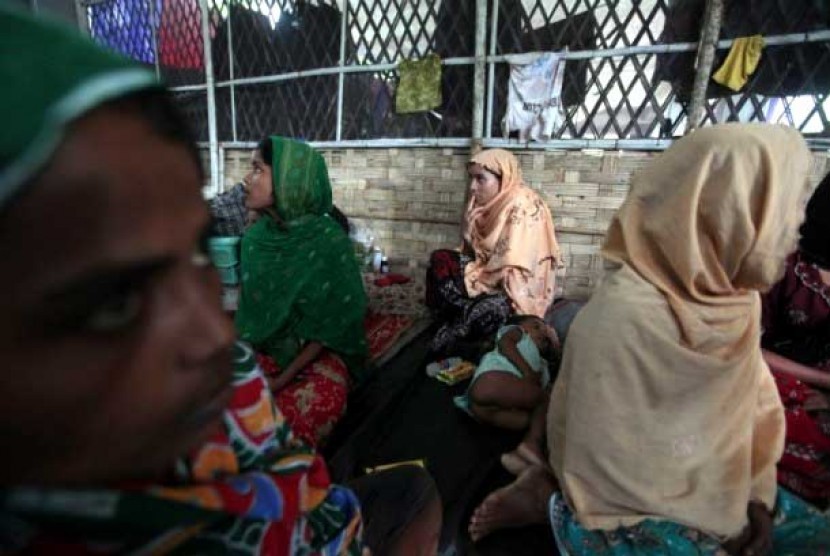 Masyarakat muslim Rohingya yang melarikan diri dari Myanmar berkumpul di kamp penjaga perbatasan Bangladesh di Taknaf,Bangladesh,Jumat (22/6). 