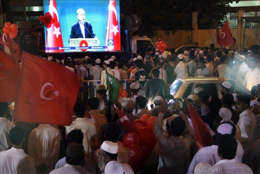 Masyarakat Pakistan turun ke jalan mendukung Presiden Erdogan.