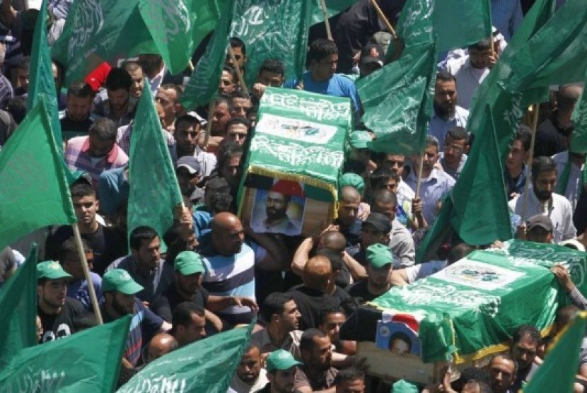 Masyarakat Palestina menyambut jenazah anggota Hamas yang tewas pada 1998 yang dikembalikan oleh pemerintah Israel
