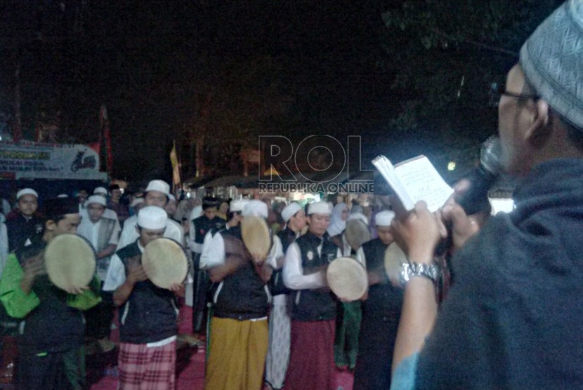 Masyarakat Parung berzikir dan bershalawat di Masjid Riyadlush Shalihin, Parung, Bogor, Selasa (13/10). 