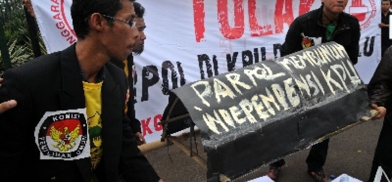 Masyarakat Peduli Pemilu (MPP) menggelar aksi damai di depan Gedung DPR-RI, Jakarta, Selasa (20/9). Kelompok tersebut mendesak partai politik tidak menempatkan kader maupun simpatisannya di lembaga Komisi Pemilihan Umum (KPU).