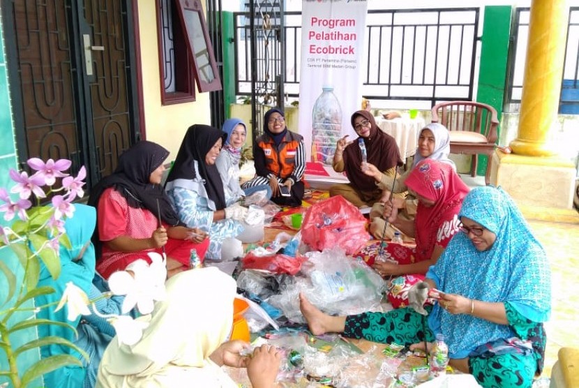 Masyarakat Pekan Labuhan, Medan mengadakan kegiatan pelatihan pembuatan ecobrick.