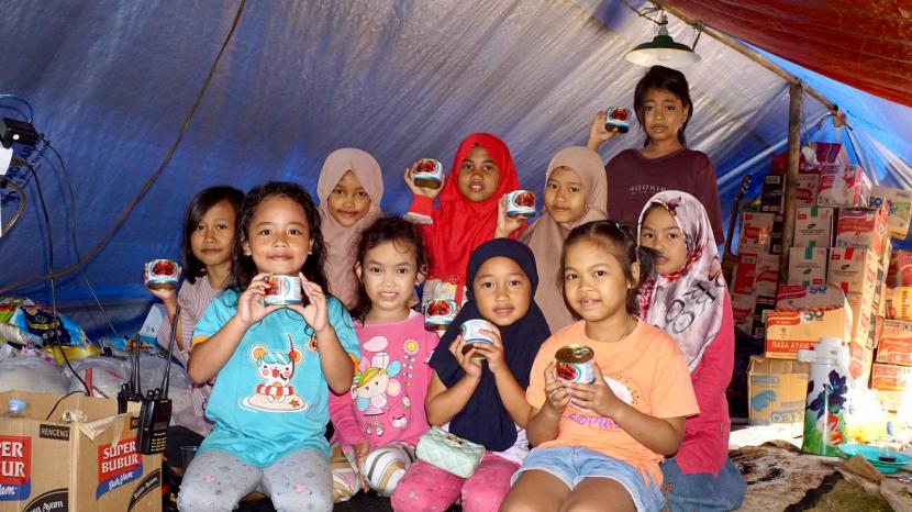 Masyarakat penyintas gempa bumi Cianjur telah menjalani lebih dari 10 hari di tenda pengungsian. Gempa bumi dengan kekuatan magnitude 5,6 M yang mengguncang wilayah Cianjur, Jawa Barat sejak 21 November 2022 lalu masih membekas hingga kini.