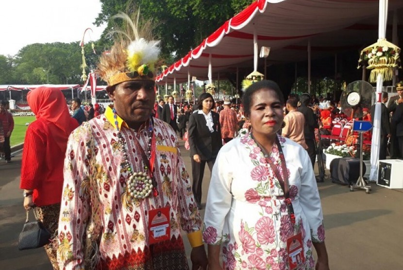 Masyarakat perwakilan dari Biak, Papua, menghadiri perayaan HUT RI di Istana Merdeka