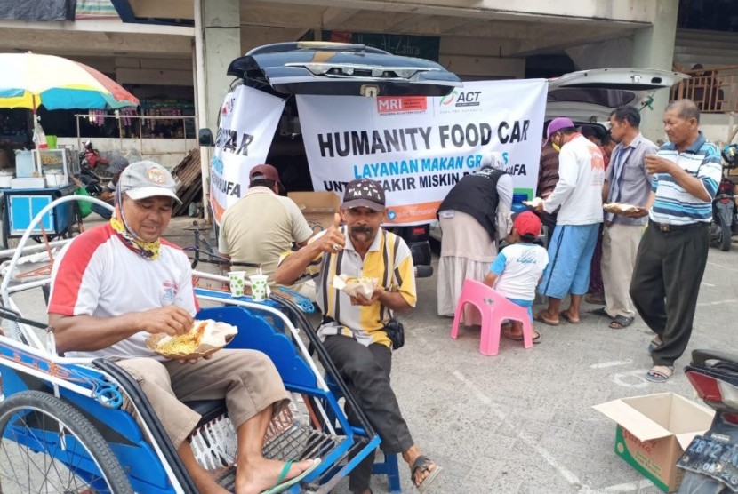 Masyarakat Relawan Indonesia (MRI) - Aksi Cepat Tanggap (ACT) Kabupaten Tanah Bumbu, Kalimantan Selatan (Kalsel) berbagi makanan untuk tukang becak. 