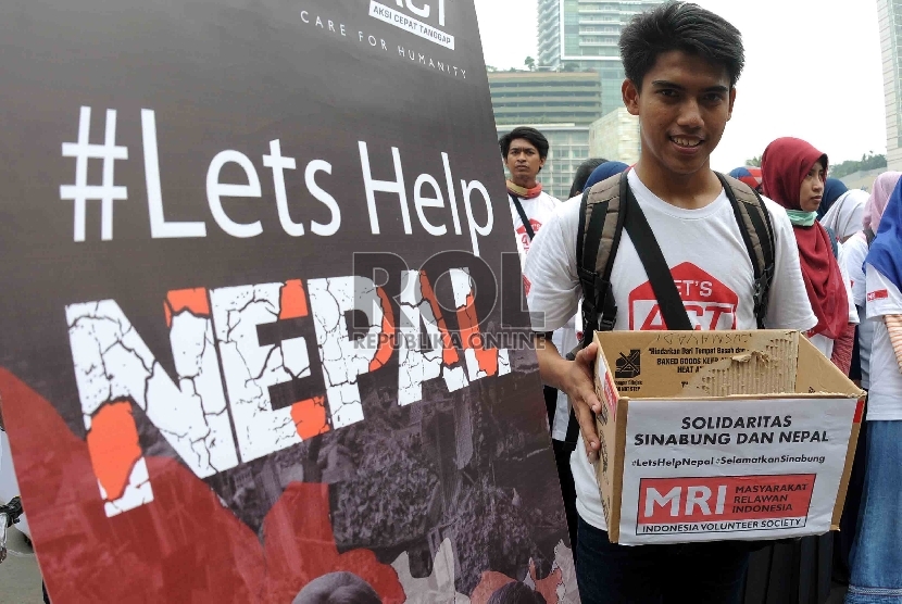 Masyarakat Relawan Indonesia (MRI) serta Aksi Cepat Tanggap (ACT) menggalang dana kemanusian untuk bencana gempa Nepal di Bundaran HI, Jakarta, Ahad (3/5). (Republika/Agung Supriyanto)