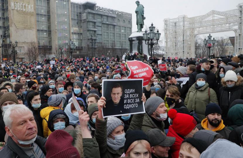 Masyarakat Rusia melakukan demonstrasi mendukung pembebasan pemimpin oposisi pemerintah Alexei Navalny. 