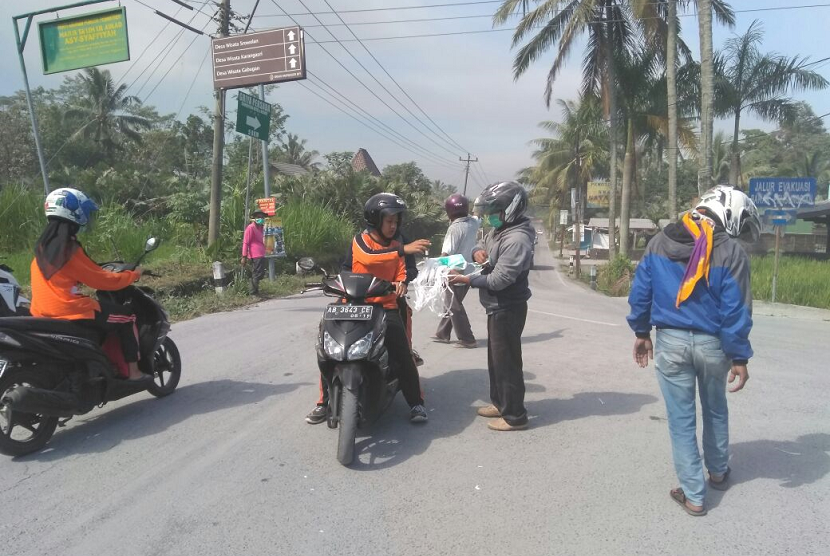 Masyarakat sekitaran Gunung Merapi telah diimbau menjauhi  radius 3-5 kilometer dari puncak Merapi.  