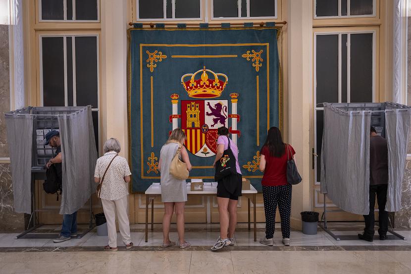 Masyarakat Spanyol memberikan hak suaranya dalam pemilihan umum ketat.
