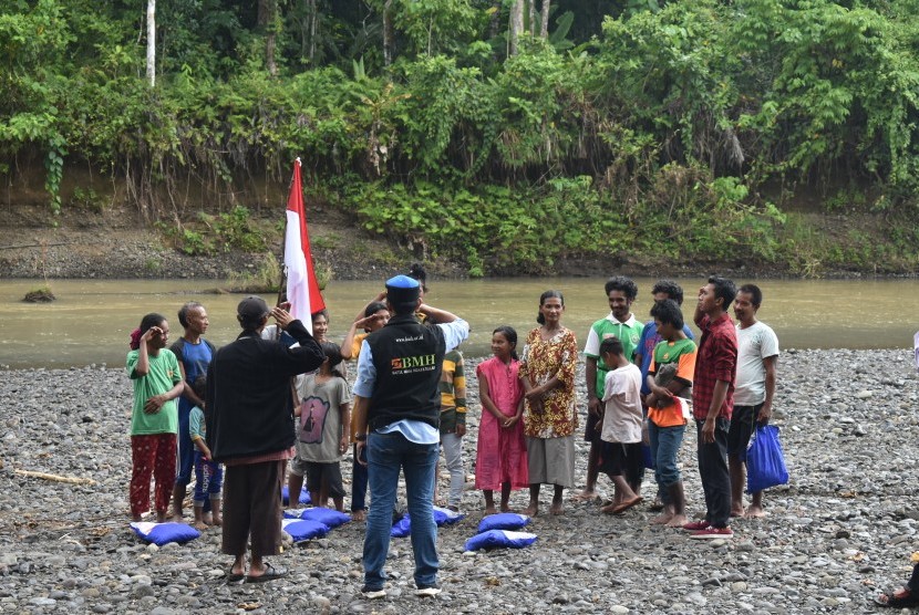 Masyarakat Suku Togutil di Maluku Utara, mengikuti upacara hut kemerdekaan RI yang ke-74. 