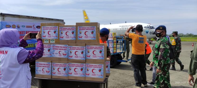 Masyarakat Sumatera Barat melalui Bulan Sabit Merah Indonesia (BSMI) Sumatera Barat mengirimkan bantuan 340 kg rendang untuk pengungsi gempa Sulawesi Barat (Sulbar).