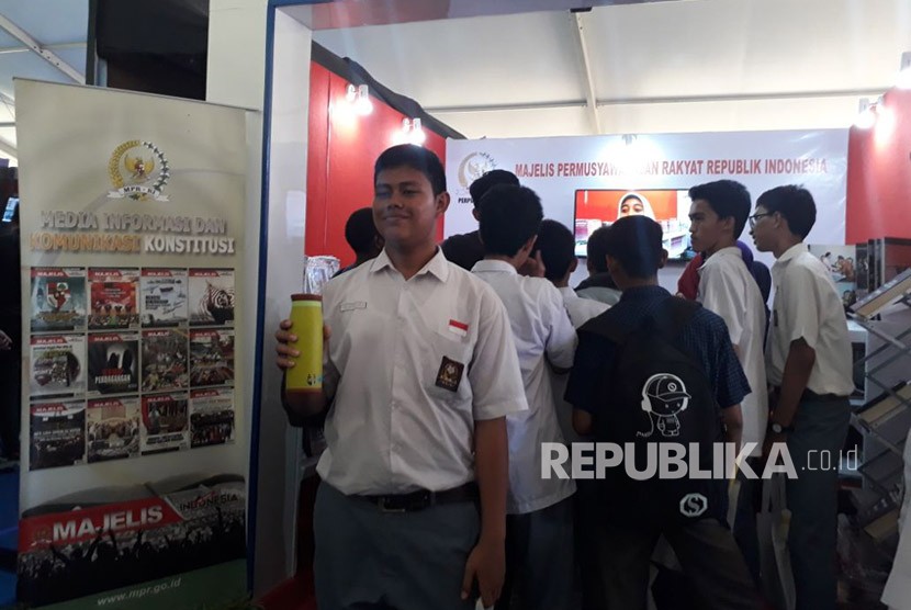 Masyarakat tampak antusias mengunjungi stan Majelis Permusyawaratan Rakyat (MPR) yang dibuka selama rangkaian acara Hari Pers Nasional (HPN) 2018 di Kota Padang, Sumatra Barat, Kamis (8/2). 