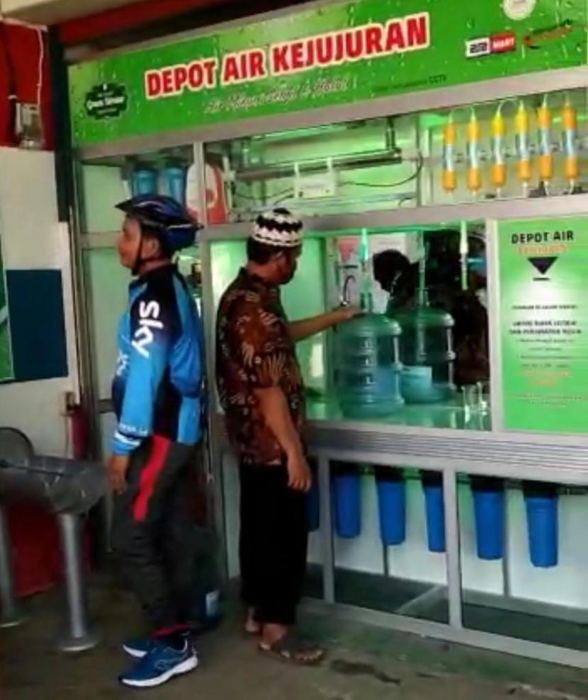 Masyarakat Tanpa Riba (MTR) membangun fasilitas air minum gratis buat masyarakat di Bekasi.
