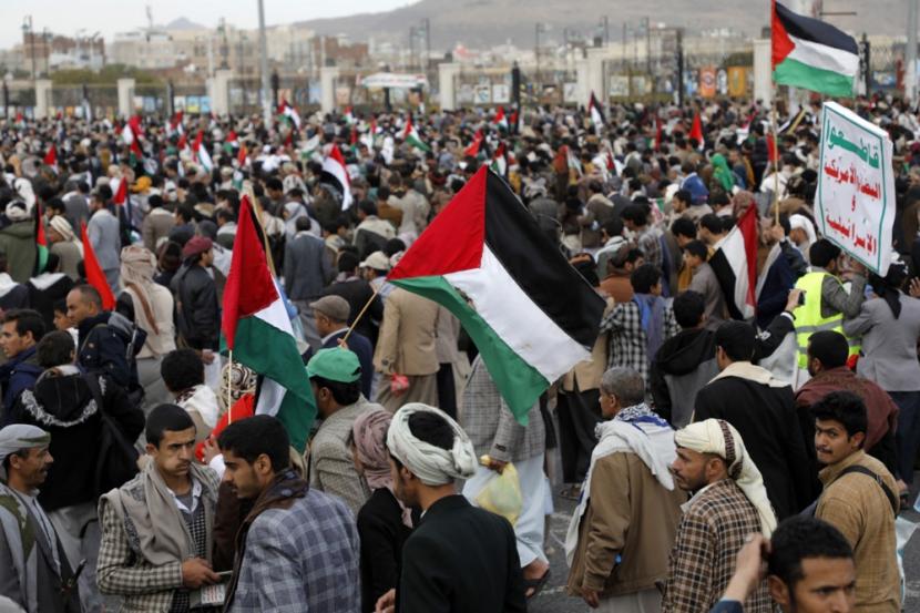 Masyarakat turun ke jalan untuk mendukung perlawanan Palestina di Sanaa, Yaman, 29 Desember 2023. 