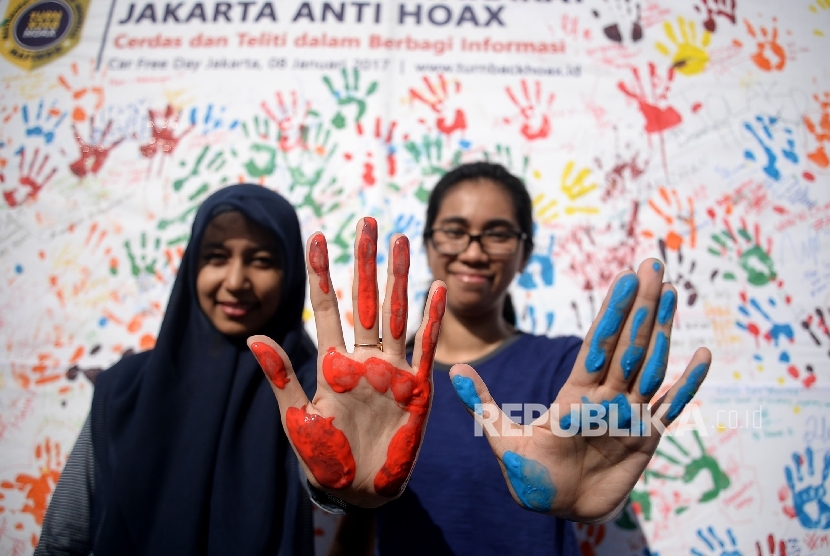  Masyarakat usai membubuhkan cap tangan saat kegiatan sosialisasi sekaligus deklarasi masyarakat anti hoax di Jakarta,Ahad (8/1).