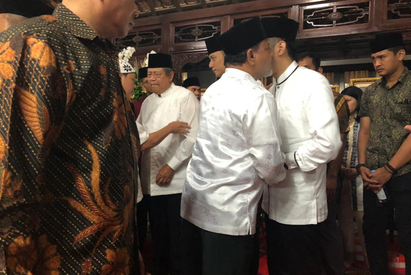 Masyarakat yang hadir dalam tahlilan tujuh hari wafatnya Ani Yudhoyono menyalami langsung keluarga SBY, Jumat (7/6).