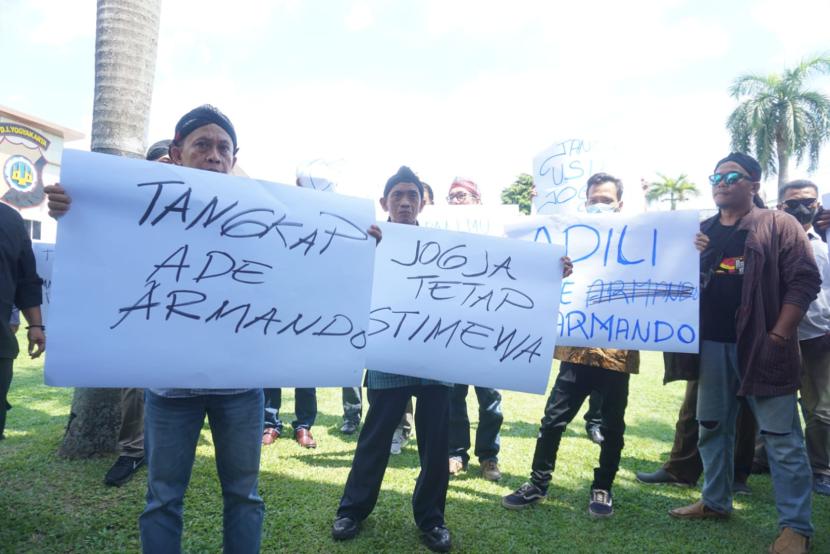 Masyarakat yang tergabung dalam Aliansi Masyarakat Jogja Istimewa melaporkan Ade Armando ke Kepolisian Daerah Istimewa Yogyakarta (DIY), Sleman, Rabu (6/12/2023). 