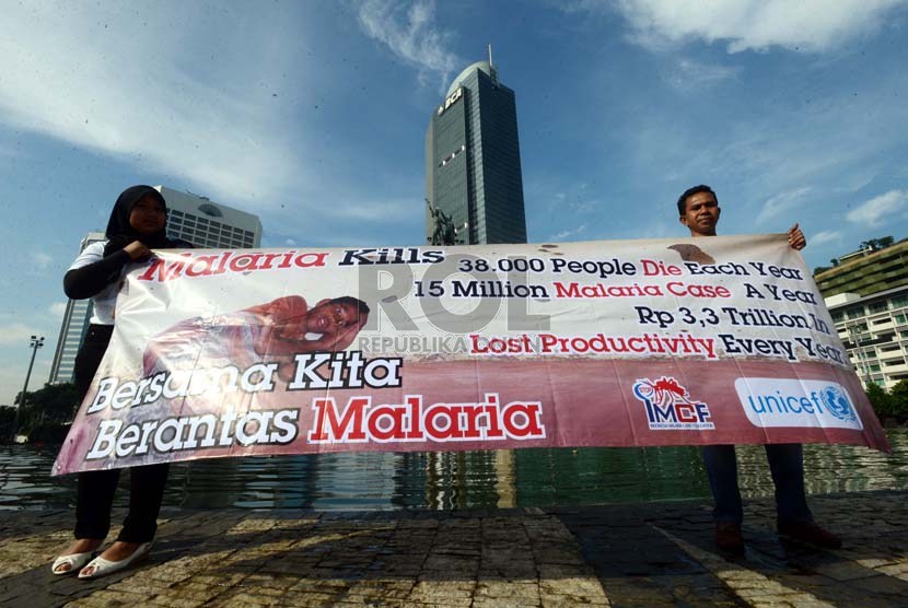 Masyarakat yang tergabung dalam Indonesia Malaria Care Foundation (IMCF) melakukan aksi kampanye damai di Bundaran HI, Jakarta, Selasa (23/4).     (Republika/ Tahta Aidilla)