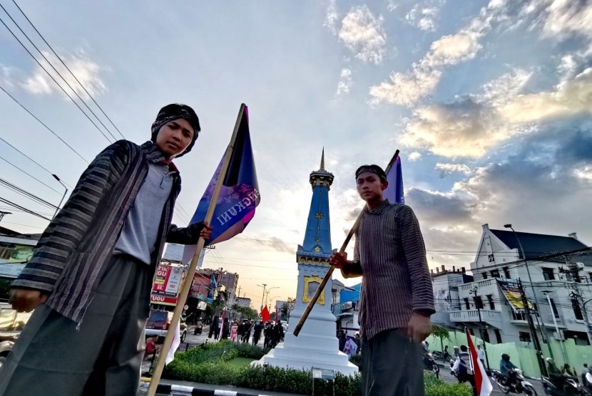 Masyarakat Yogyakarta yang tergabung dalam Kawula Ngayogyakarta Hadiningrat (KNH) merayakan Hari Kebangkitan Nasional 