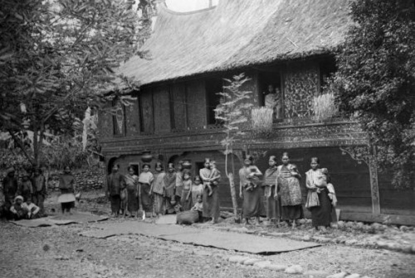 Masyarkat adat di Minangkabau.