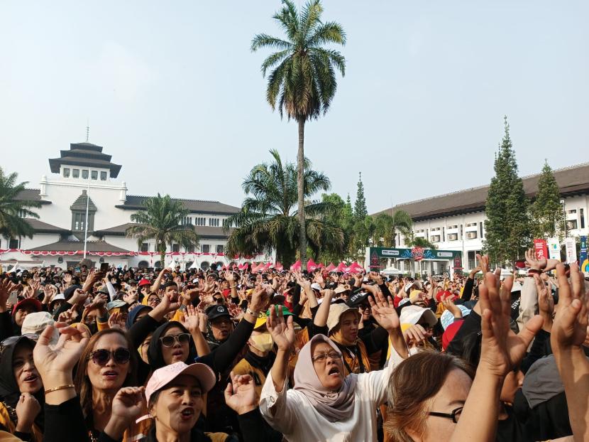 Masyarkat ikuti acara Jalan Sehat di depan Gedung Sate, Jalan Diponegoro, Kota Bandung, Ahad (27/8/2023) yang digelat DPD Hanura Jabar. 