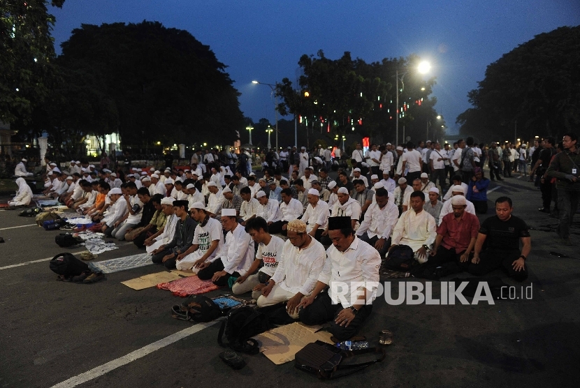  mat muslim menunaikan solat magrib didepan istana negara, Jakarta, Jumat (4/11)