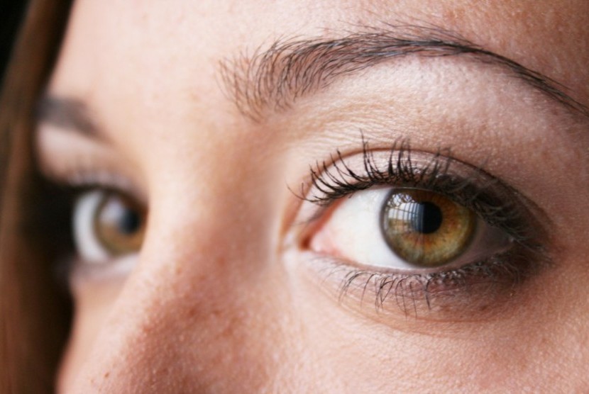 Aturan kecerahan layar gawai mempengaruhi kesehatan mata.