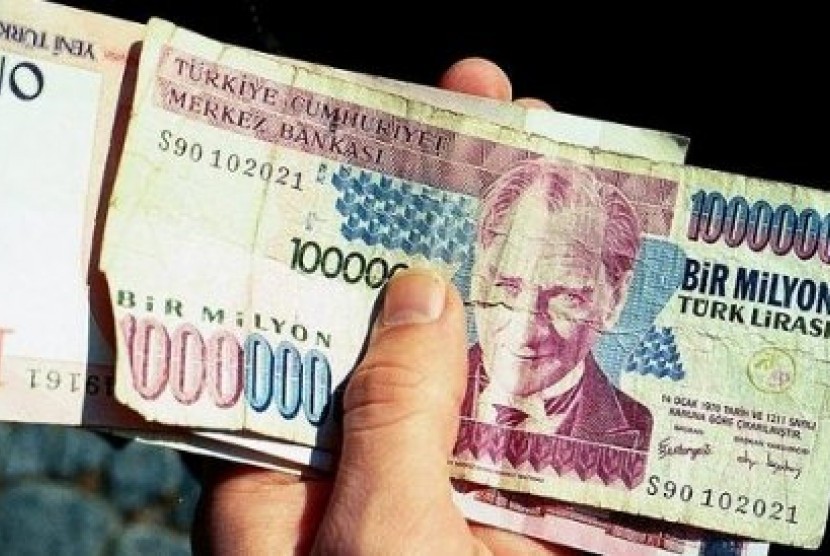Mata uang Turki Lira merosot ke rekor terendah baru terhadap dolar usai pengumuman kemenangan Presiden Pejawat Recep Tayyip Erdogan pada Ahad (28/5/2023).  