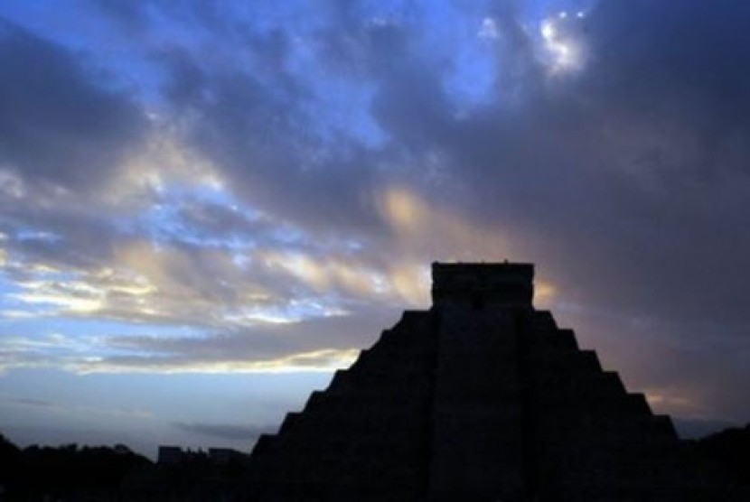 Matahari terbit di belakang kuil Kukulkan di reruntuhan kota suku Maya di Chichen Itza, Meksiko