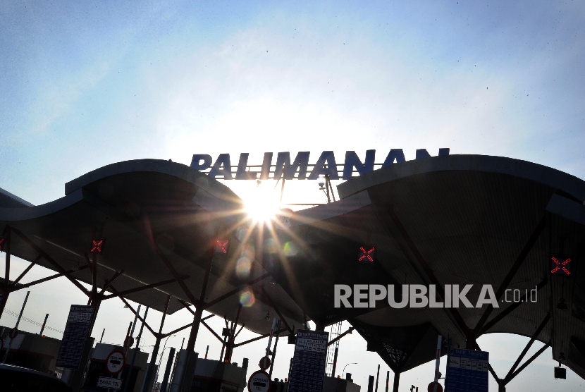 Matahari terbit dibalik Gerbang Tol Palimanan, Cirebon, Senin (13/6). (Republika/ Tahta Aidilla)