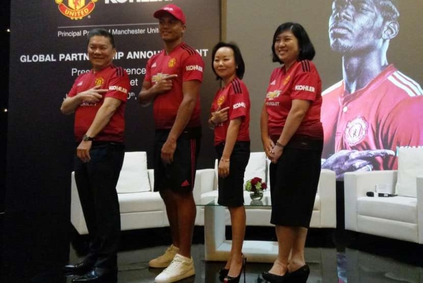 Matan bek Manchester United Wes Brown (kedua kiri) bersama Presiden Kitchen and Bath Kohler Asia Pasifik Angel Yang (kedua kanan).