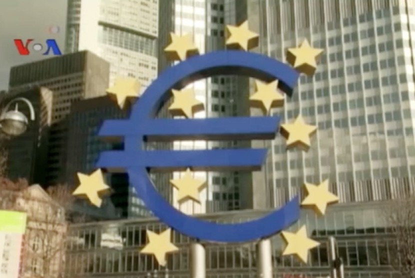 Simbol mata uang Euro (ilustrasi). Menurut data yang diterbitkan badan statistik Uni Eropa, inflasi tahunan di 19 negara zona euro naik menjadi 8,9 persen pada Juli, angka itu meningkat dari 8,6 persen pada Juni.