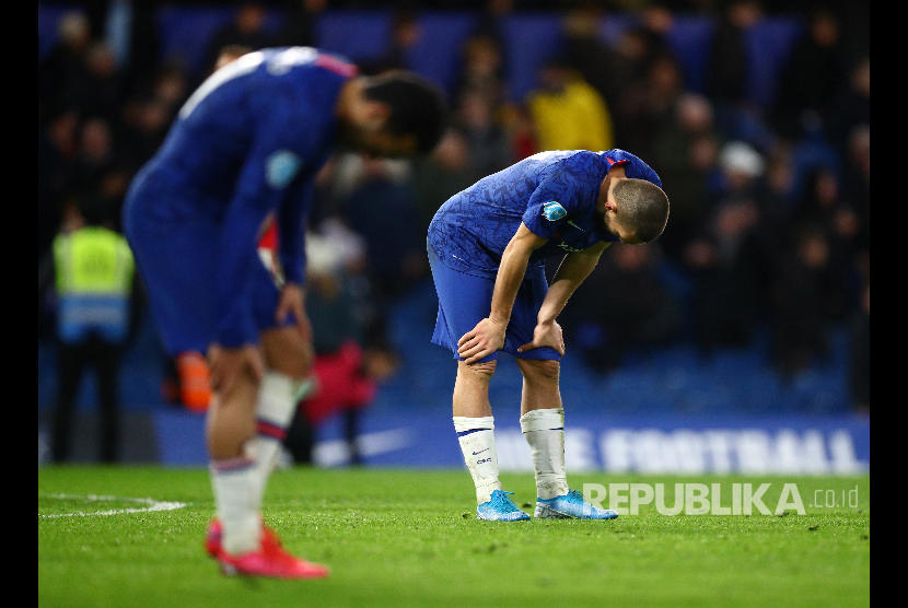 Mateo Kovacic dan Pedro tampak kecewa usai laga antara Chelsea melawan Manchester United di Stamford Bridge, London, Selasa (18/2) dini hari. 