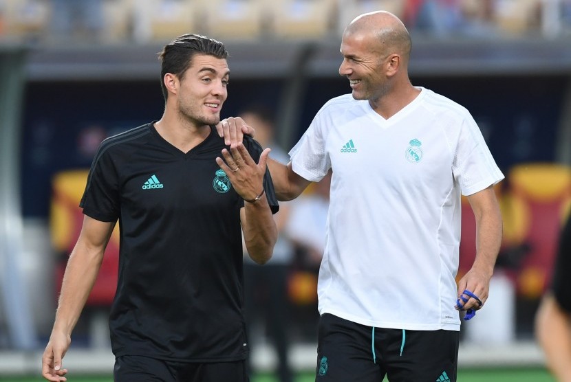 Mateo Kovacic (kiri) dan Zinedine Zidane.