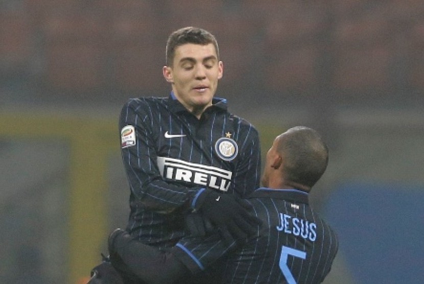 Mateo Kovacic (kiri) merayakan golnya ke gawang Lazio, Senin (22/12) dini hari WIB.