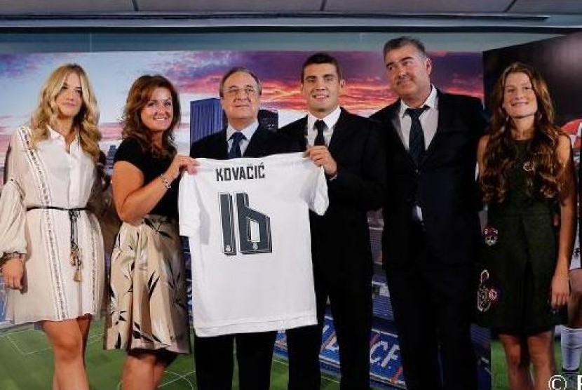 Mateo Kovacic memegang seragam bernomor 6 yang akan dikenakannya di Real Madrid.