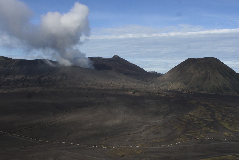 Material debu vulkanik dan asap putih keabu-abuan yang keluar dari kawah Gunung Bromo terlihat dari Cemorolawang, Probolinggo, Jawa Timur, Selasa (27/9). 