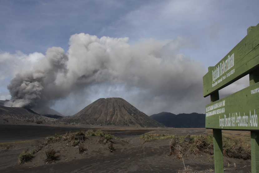 Material debu vulkanik terlihat keluar dari kawah Gunung Bromo, Probolinggo, Jawa Timur, Kamis (10/12).